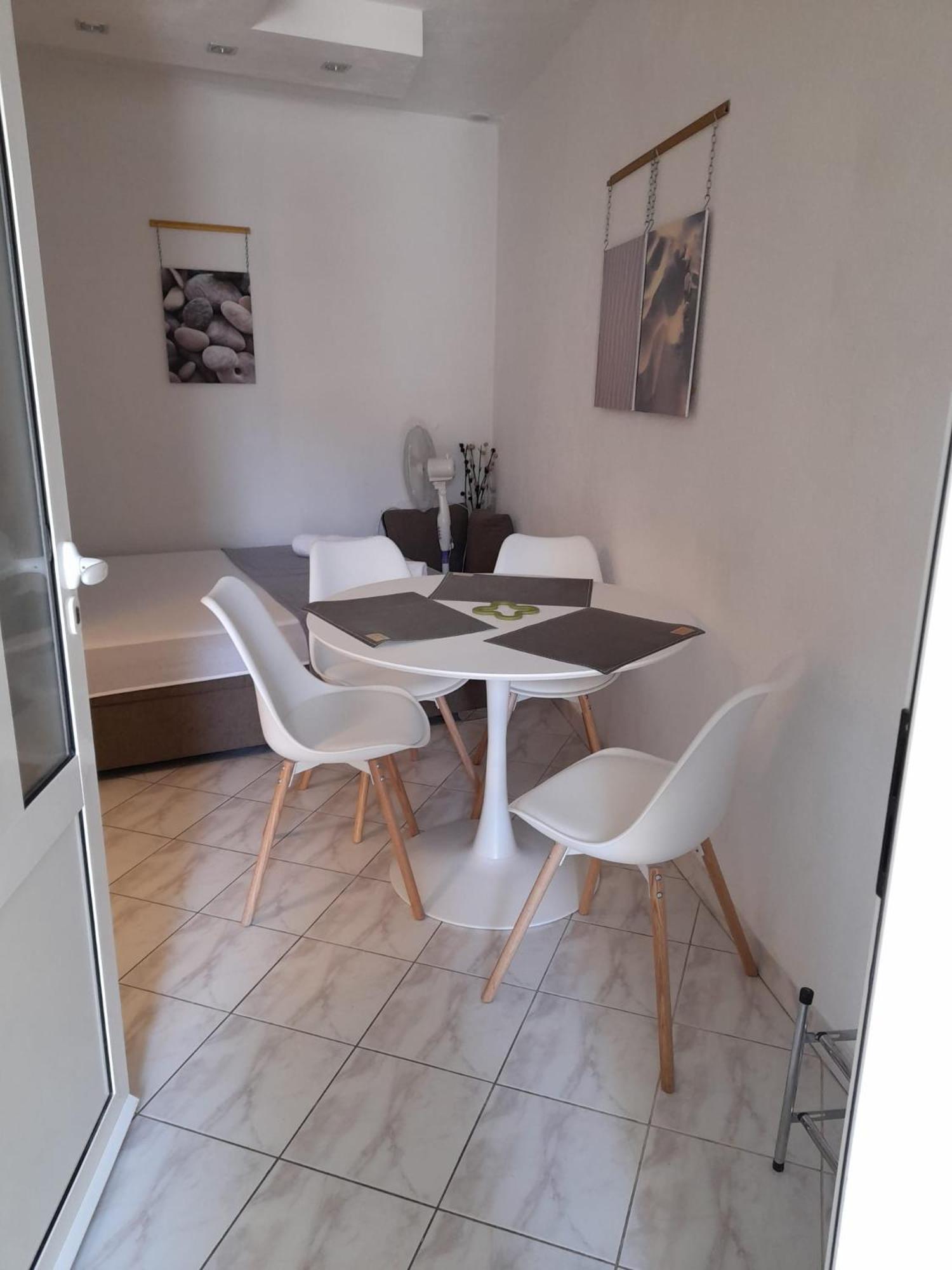 Apartments Malou Baska Voda Bilik gambar