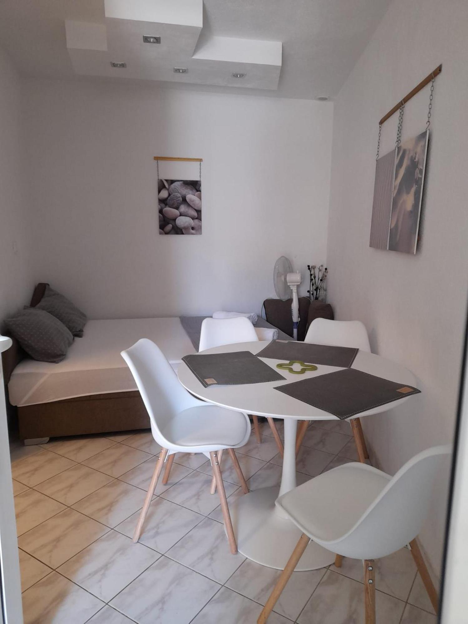 Apartments Malou Baska Voda Bilik gambar