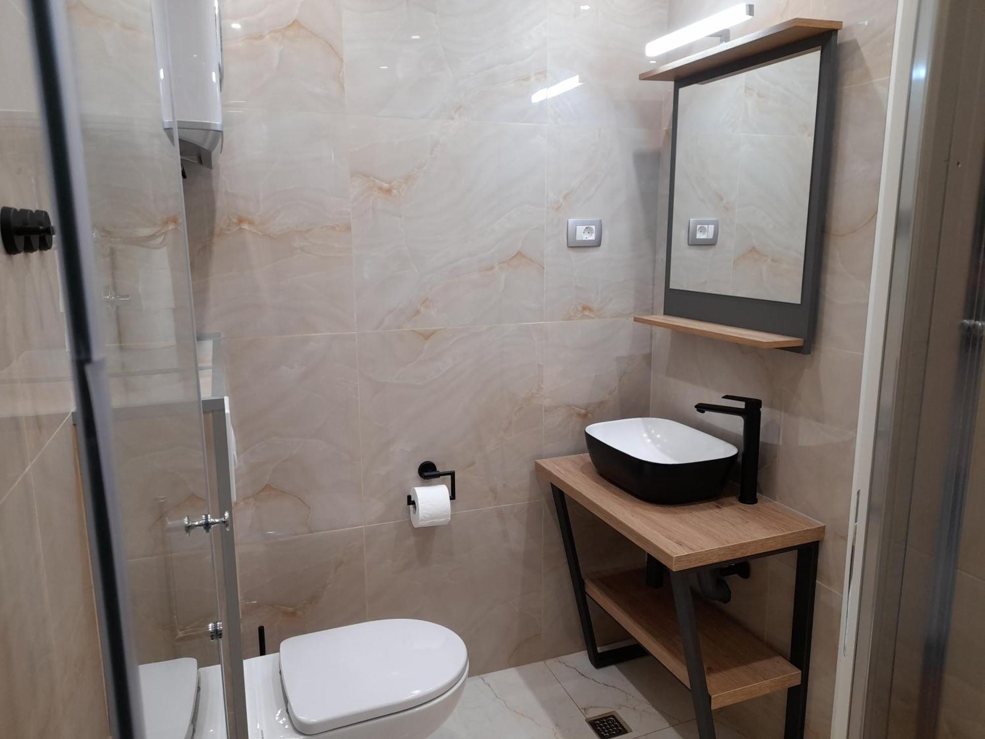 Apartments Malou Baska Voda Bilik gambar