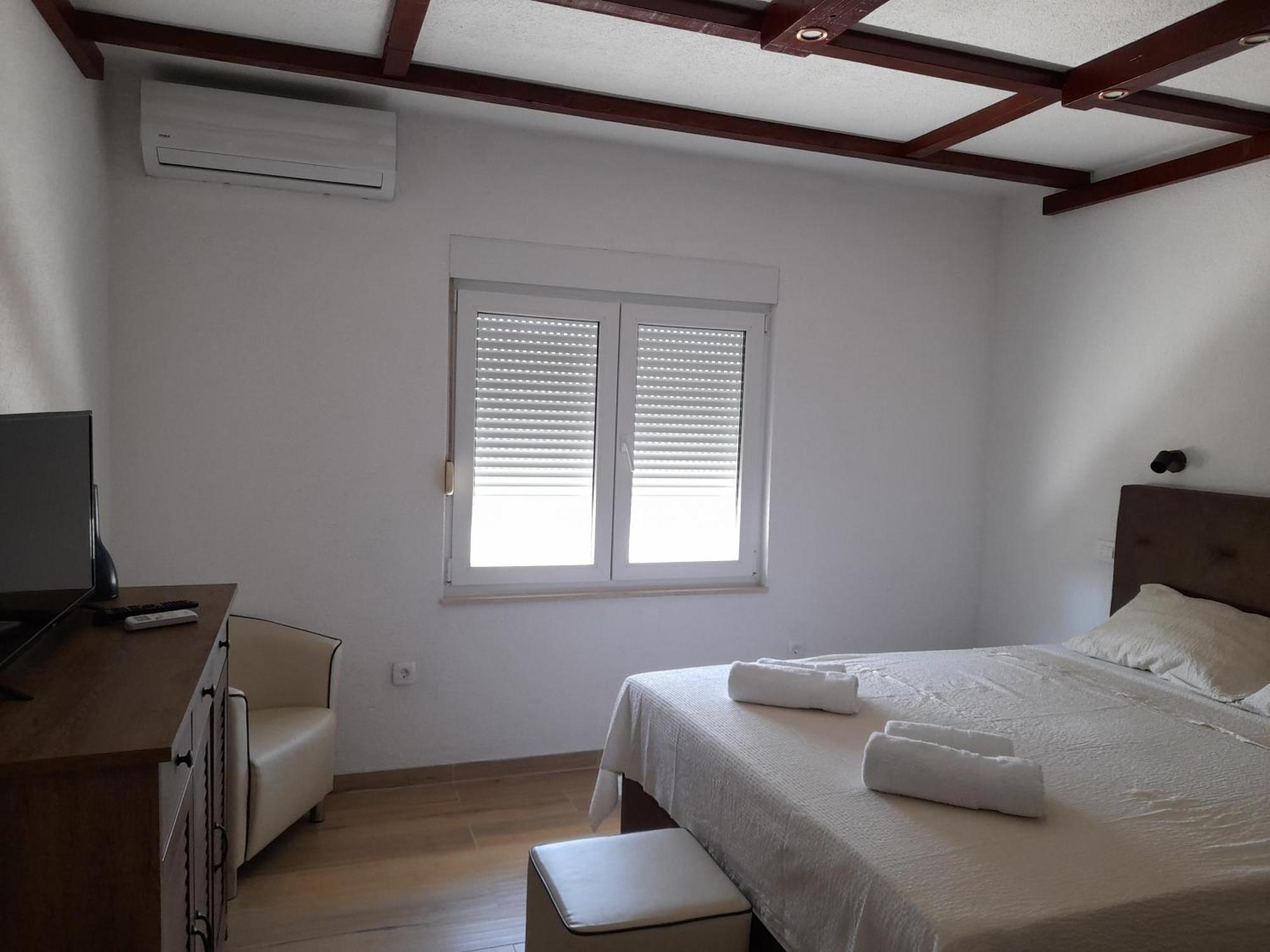 Apartments Malou Baska Voda Bilik gambar